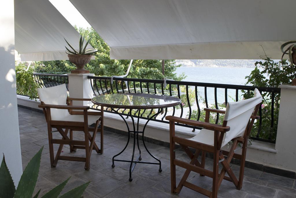Roditses Beach Sea Front Apartments ซาโมส ภายนอก รูปภาพ
